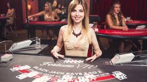 Antarmuka meja Three Card Poker dengan tombol Lipat dan Mainkan di ditogel